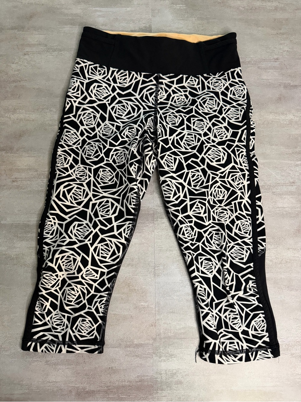 Athleta Black & White Geometric Floral Capri Leggings